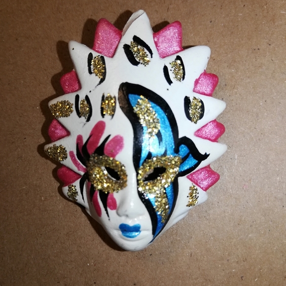 Vintage Mardi Gras pin - Picture 1 of 5